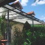 Floracord Sonnensegel-Bausatz, elfenbeinfarben, 420x140cm, montiert auf einer Terrasse.