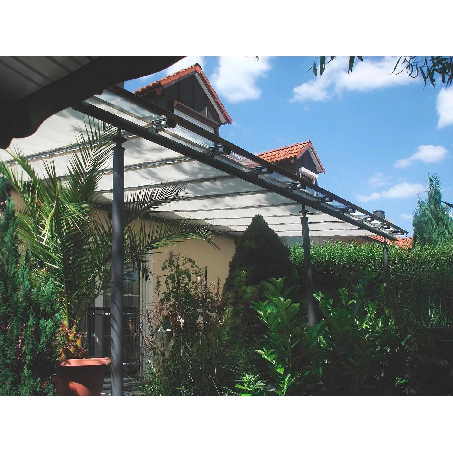 Floracord Sonnensegel-Bausatz, elfenbeinfarben, 420x140cm, montiert auf einer Terrasse.