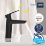 Schwarze Grohe QuickFix Waschtischarmatur Start M mit Wasserstrahl und QuickTool.