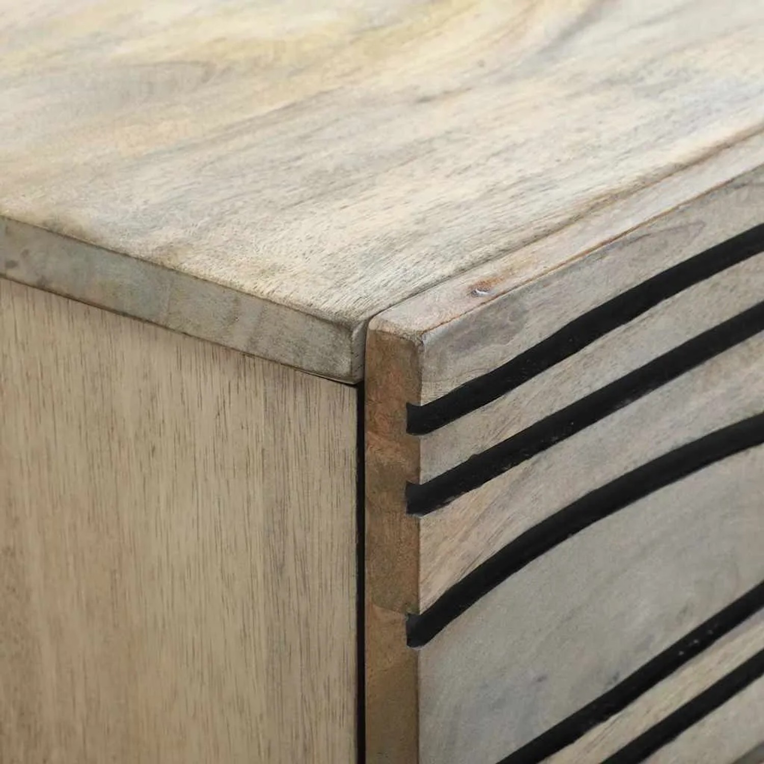 Detail Nachttisch vidaXL aus weiß-schwarzem Mangoholz: helle Maserung, schwarze Wellenstreifen auf der Schublade.