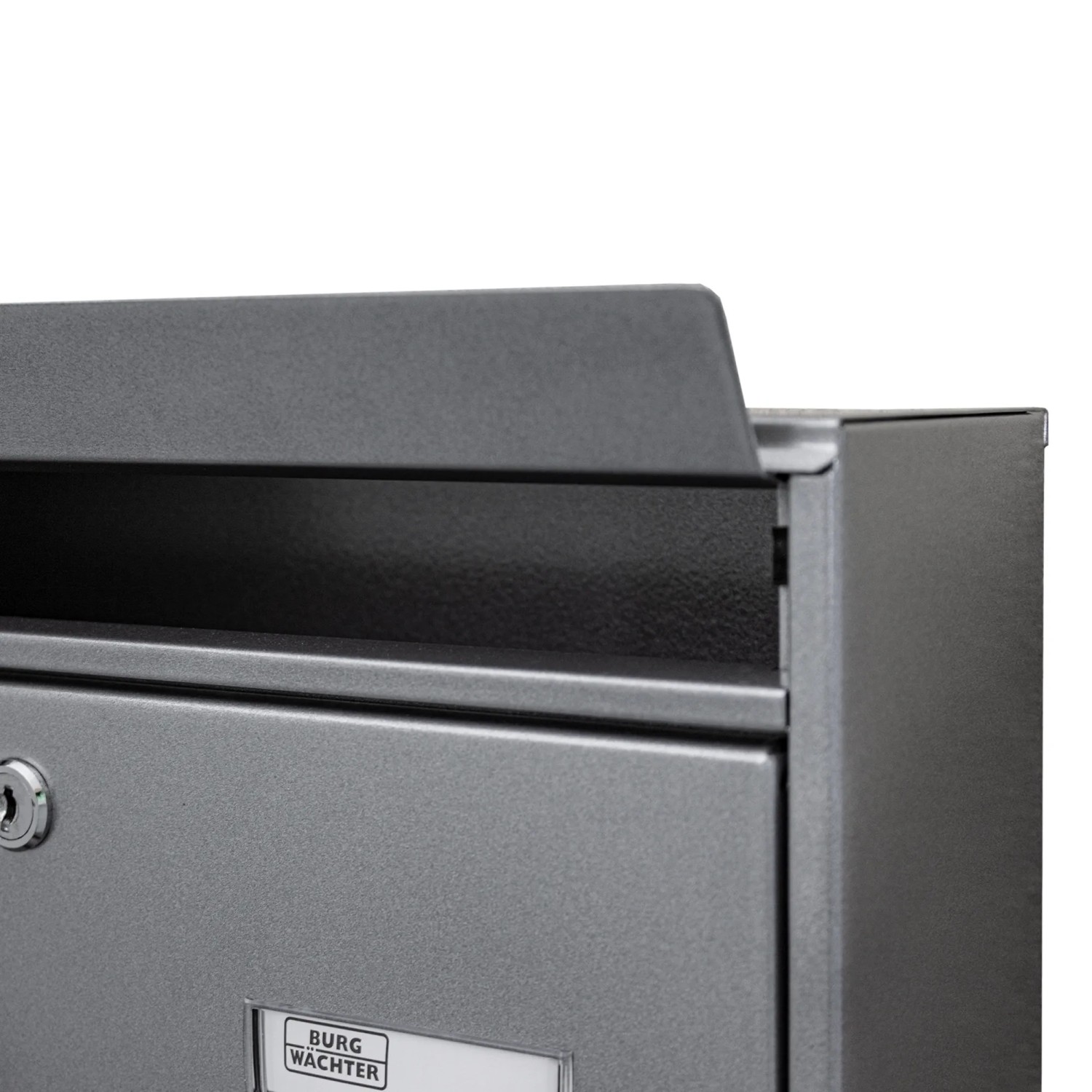 Detailansicht: Silberner Banjado Briefkasten mit Namensschild und Schloss.