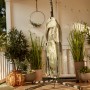 Zusammengeklappter Siena Garden Hängesessel Yobaya Light Green mit Stahlgestell auf einer Terrasse.