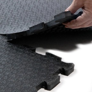 KARAT Stallmatte aus Gummi, 120x80cm, mit Puzzleverbindung. Rutschfest und wasserbeständig.