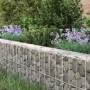 furnicato Gabionen-Hochbeet aus verzinktem Stahl, gefüllt mit Steinen, im Garten.