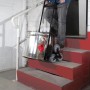 Westfalia Treppen-Sackkarre mit Eimer auf Treppe, klappbar, 120 kg Tragkraft, Metall schwarz.