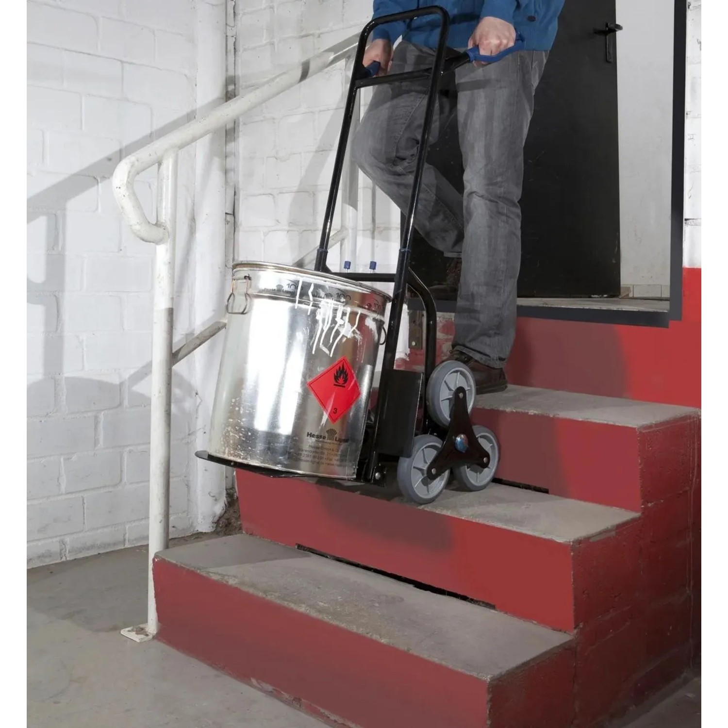 Westfalia Treppen-Sackkarre mit Eimer auf Treppe, klappbar, 120 kg Tragkraft, Metall schwarz.