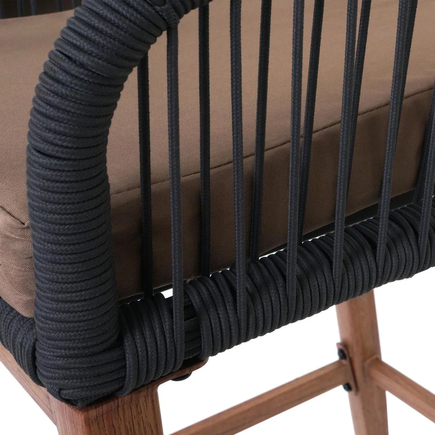 Detailansicht des Proregal Rope-Barhockers: Anthrazit Seilgeflecht, taupe Sitzkissen und braunes Gestell in Holz-Optik.