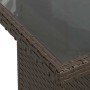 Detailansicht: Brauner vidaXL Gartentisch mit Glasplatte und Rattan-Optik. Teil einer Sofagarnitur.