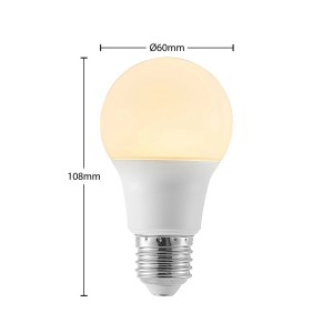 Opalweiße Arcchio E27 LED Lampe 8W aus Kunststoff mit warmweißem Licht, 10.7 cm lang, 6 cm Durchmesser.