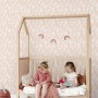 ESTAhome Vliestapete mit zartem Blumenmuster in Hellrosa und Beige im Kinderzimmer. Dekorative Tapete.