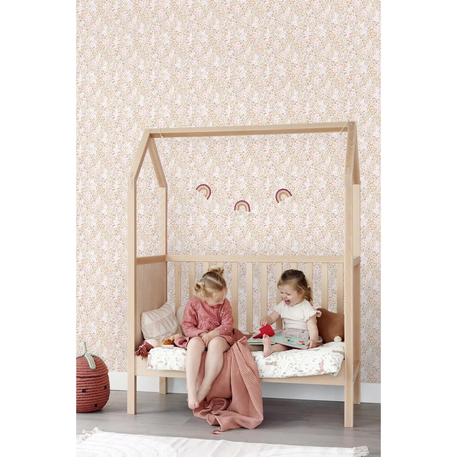 ESTAhome Vliestapete mit zartem Blumenmuster in Hellrosa und Beige im Kinderzimmer. Dekorative Tapete.
