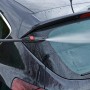 Bosch Hochdruckreiniger UniversalAquatak 125 im Einsatz: Auto wird mit Wasserstrahl gereinigt.