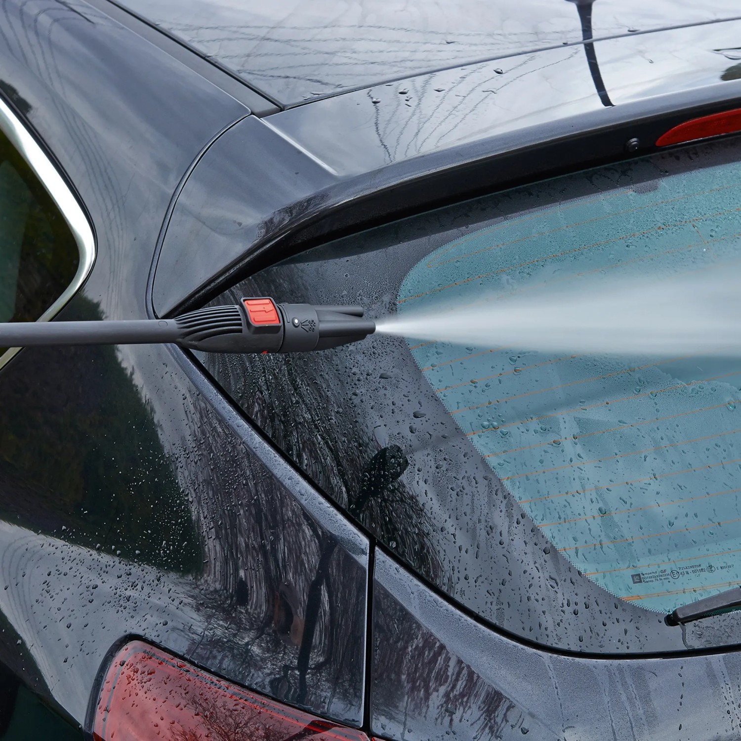 Bosch Hochdruckreiniger UniversalAquatak 125 im Einsatz: Auto wird mit Wasserstrahl gereinigt.