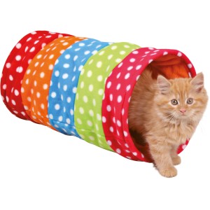 Bunter Trixie Spieltunnel aus Fleece mit Punkten, Katze schaut heraus.