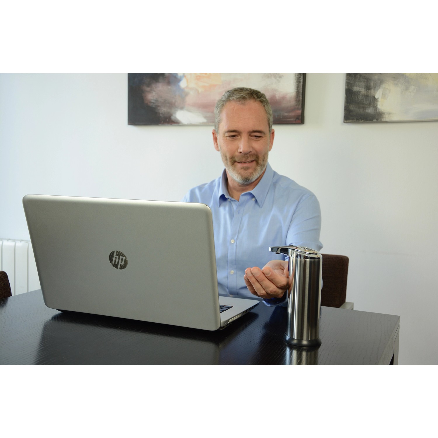 FormuClear Seifenspender mit Sensor im Einsatz neben Laptop auf Tisch.