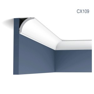 Weiße ORAC DECOR CX109 AXXENT Zierleiste als Eckleiste an einer blauen Wand.