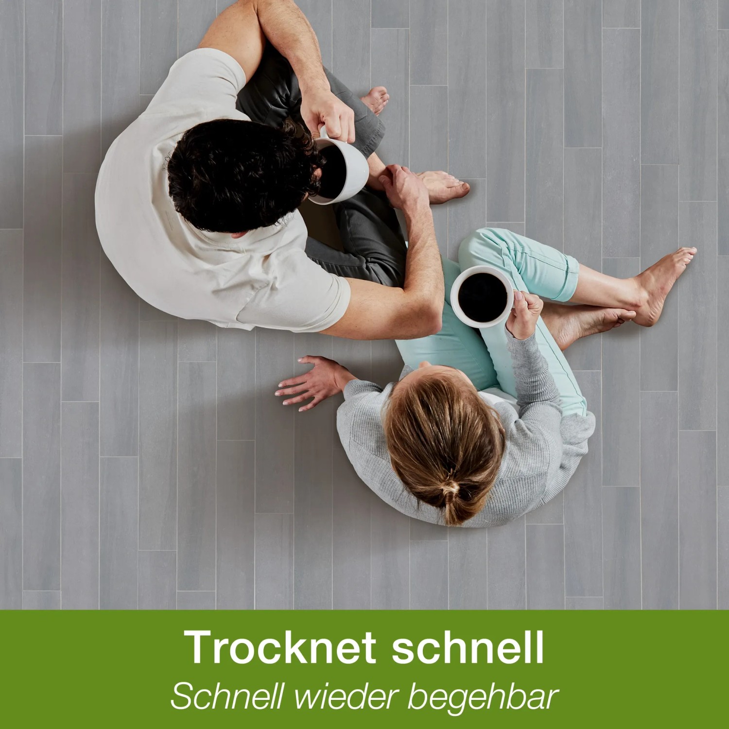 Paar sitzt auf gereinigtem Laminatboden mit Kaffee. Bona Stein-, Fliesen- und Laminatreiniger für streifenfreie Sauberkeit.