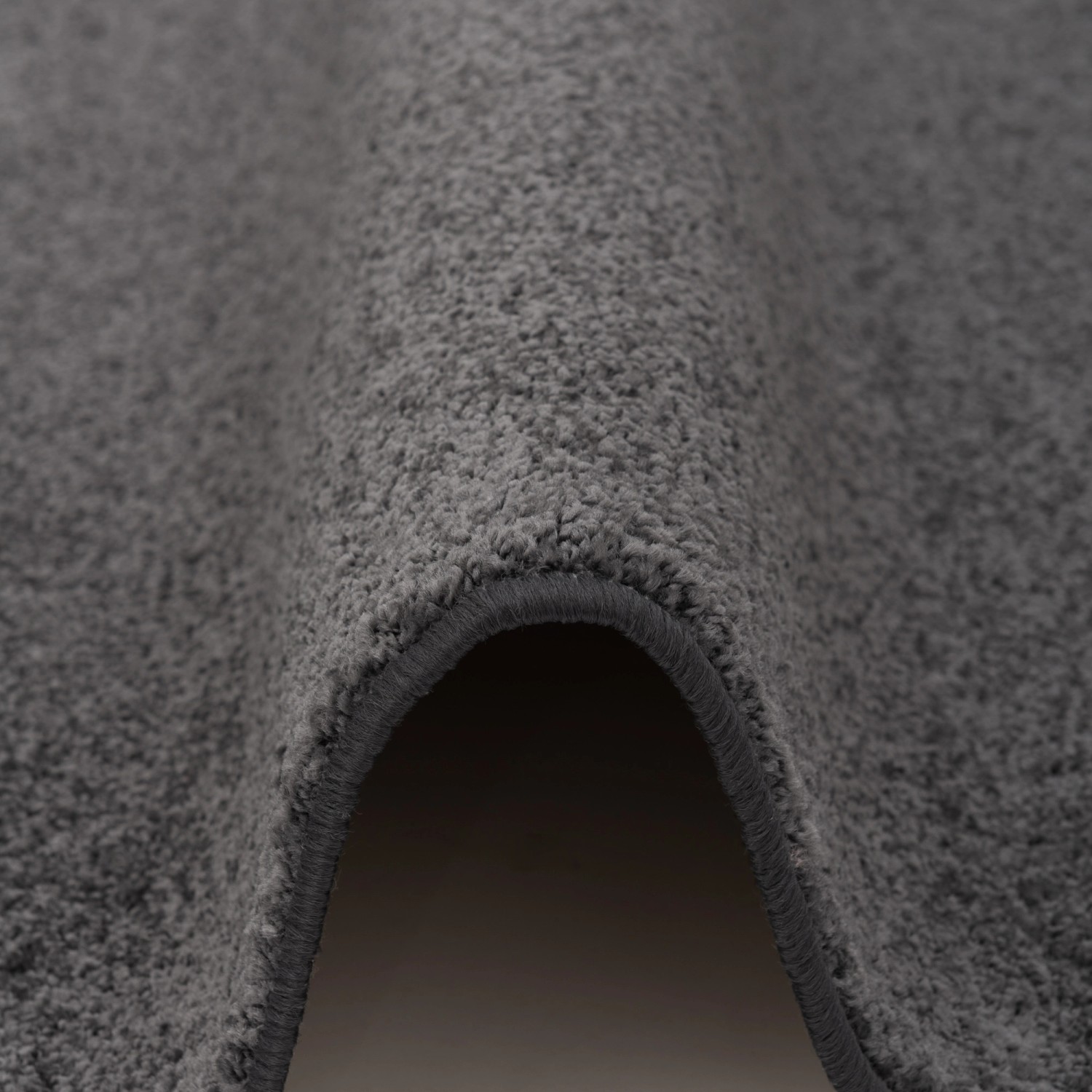 Detailansicht: Anthrazitfarbener Snapstyle Hochflor Teppichläufer Cottage, 80x160cm.