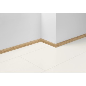 Parador Sockelleiste SL 3 D013 Eiche, 40x16mm, am Boden und an der Wand montiert.