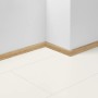 Parador Sockelleiste SL 3 D013 Eiche, 40x16mm, am Boden und an der Wand montiert.