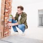 Handwerker füllt mit Soudal Füllen & Dämmen B2 PU-Schaum einen Mauerdurchbruch.