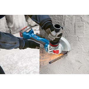 Bosch Professional Akku-Winkelschleifer GWX 18V-10 P X-Lock beim Schneiden von Metall.
