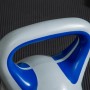 Nahaufnahme des breiten, weißen Griffs einer blauen SPORTNOW Kettlebell für Sport & Gewichtstraining.