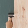 Hand bemalt Kiefernholz mit Pinsel und Farbe. DIY-Projekt für Nachttisch ALTA aus Massivholz.