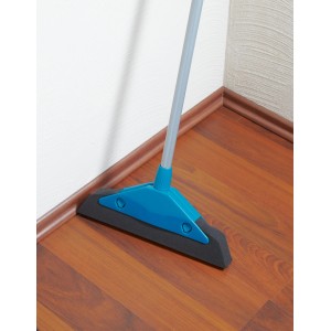 Leifheit Schaumstoffbesen Soft & Easy mit blauem Kopf und Teleskopstiel auf Holzboden.