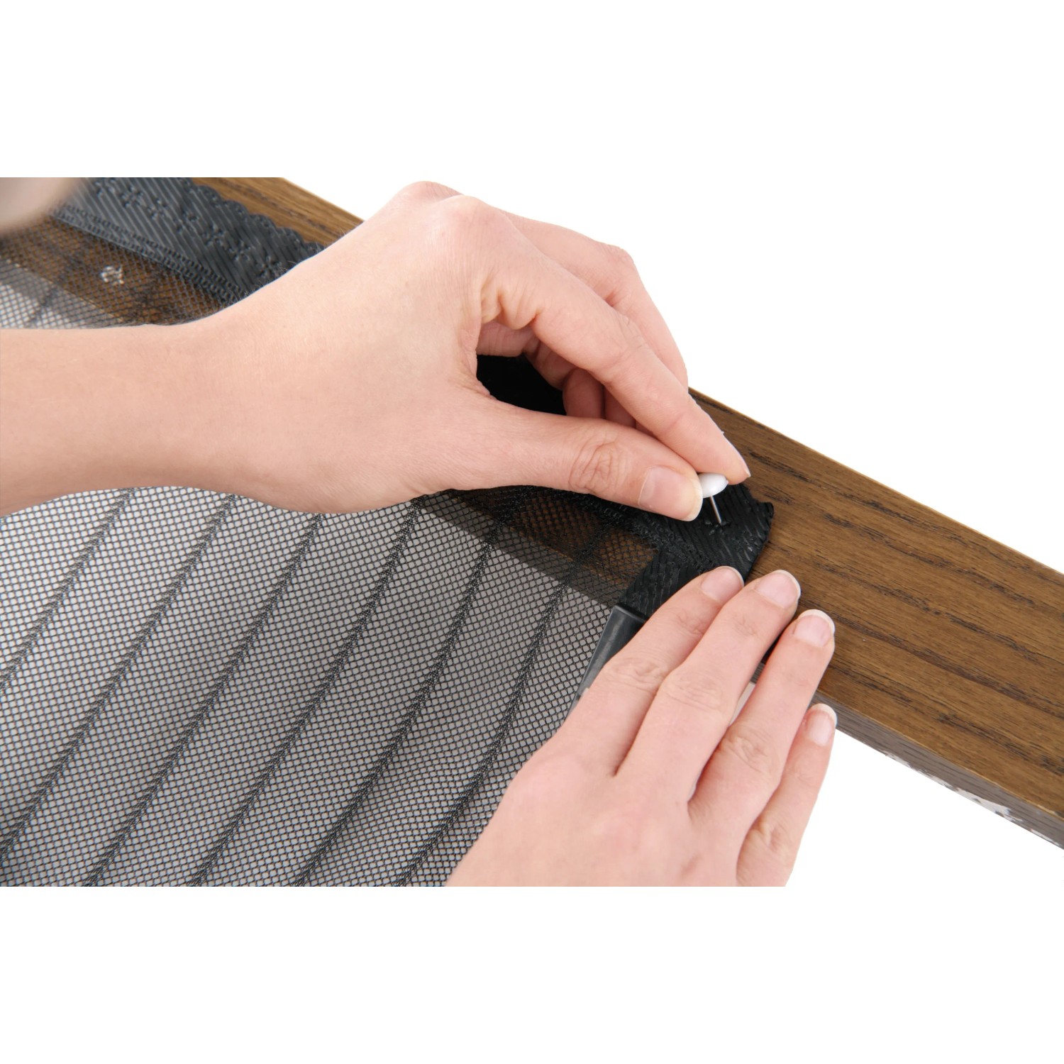 Montage des schwarzen Easymaxx Tür-Moskitonetzes Magic Klick (90x210cm) am Türrahmen.