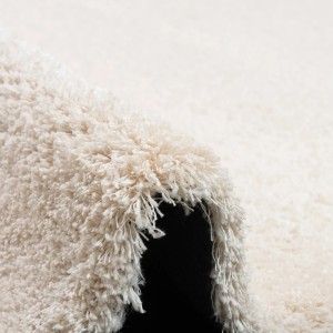 Detailaufnahme: Beiger Snapstyle Hochflor Shaggy Teppich Dream (160x200cm), weiche Textur.