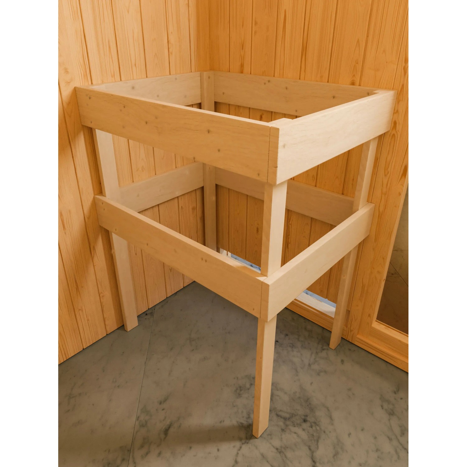 Sauna Sandra im Aufbau: Holzkonstruktion mit Saunabänken aus hellem Holz. Massivholzsauna.