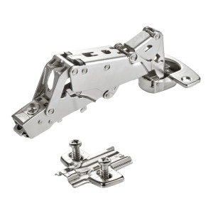 Vernickeltes SOTECH Weitwinkelscharnier 165 Grad für Möbel, mit Soft Close, Schließautomatik und Montageplatte.