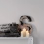 A.S. Création Strukturprofiltapete Grandioso Uni Weiß an Wand, kombiniert mit Deko-Elementen.