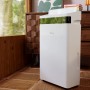 Weißer TroniTechnik Luftentfeuchter EF04 mit LED-Display und 5,5l Tank im Wohnraum.