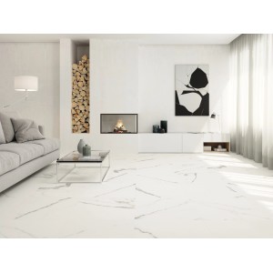 Heller Wohnraum mit weißer Feinsteinzeug Bodenfliese in Marmoroptik, 60x60 cm.