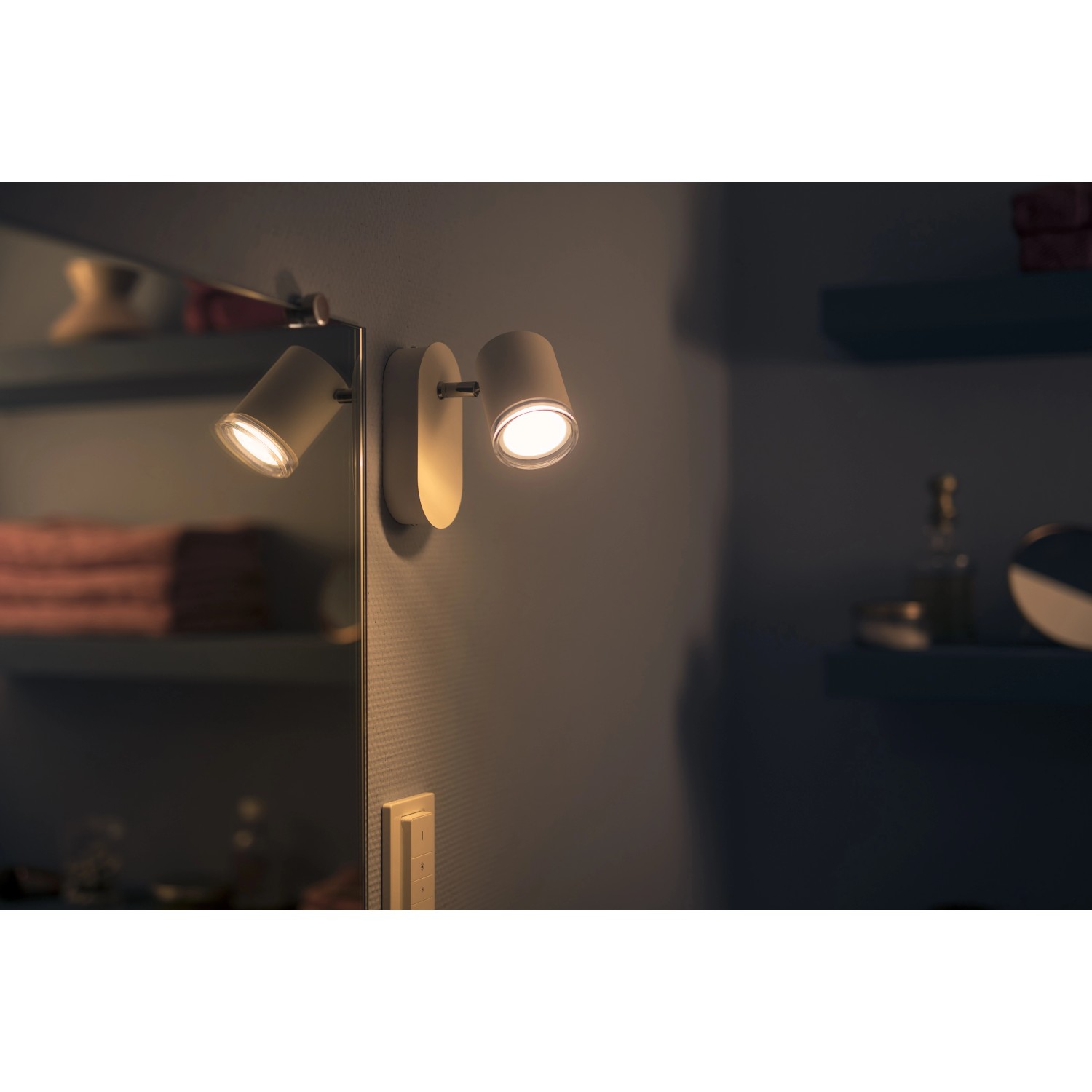 Philips Hue Adore Bad Spot, 1-flammig, weiß, mit Dimmer für warmweißes bis kaltweißes Licht.