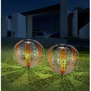 Zwei silberne Globo Solar-Kugelleuchten Ø 30cm mit Ornamenten im Garten.
