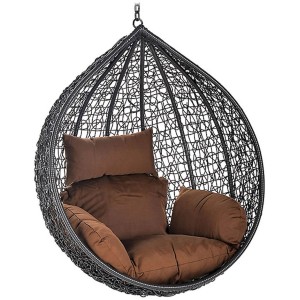 Grauer Home Deluxe Hängesessel Cielo aus Polyrattan mit braunen Kissen.
