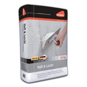 Sack Haftputzgips (25 kg) mit Handwerker, der Putz mit einer Kelle an die Wand aufträgt.