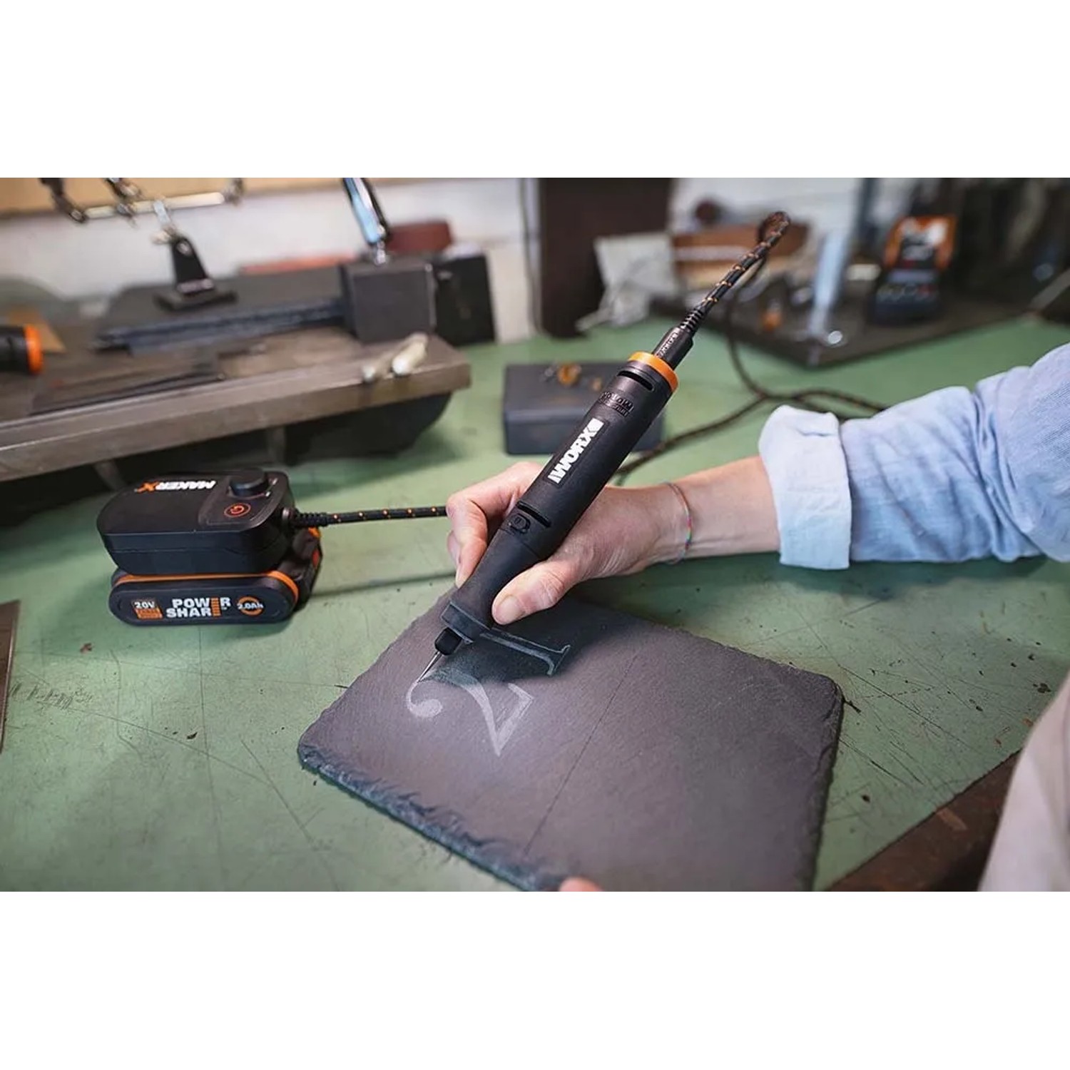 Worx MakerX Akku-Multifunktionswerkzeug WX739.9 beim Gravieren auf Schiefer.