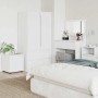 Weißer vidaXL Badezimmerschrank aus Holzwerkstoff, kompakt, mit Stauraum, minimalistisches Design, im Schlafzimmer.