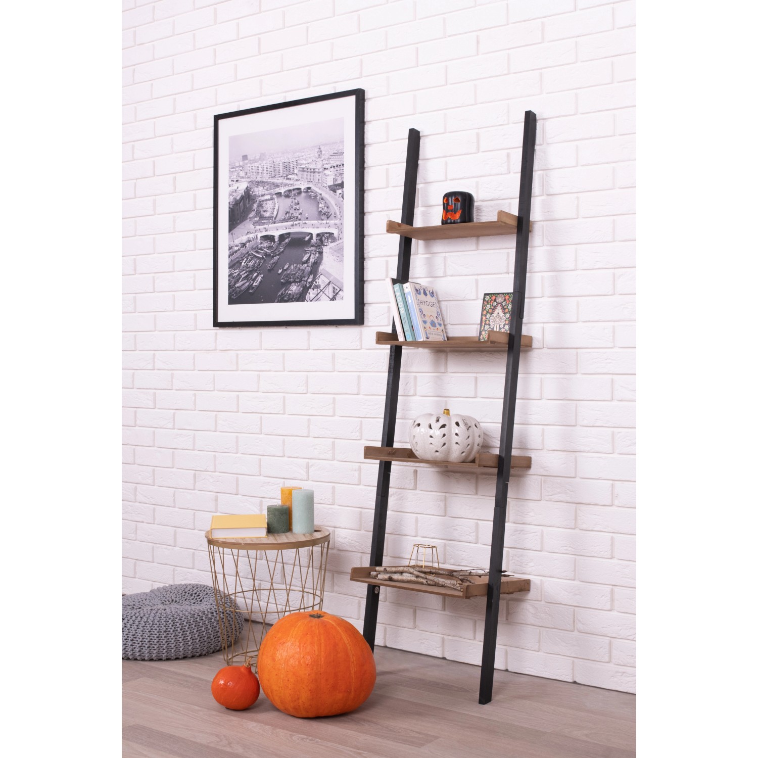 Stegu Verblender Parma Weiß an Wand, Regal mit Deko, Kürbisse im Raum.