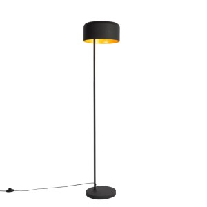 Schwarze QAZQA Stehlampe Jinte im Retro-Design mit goldenem Lampenschirm-Inneren.
