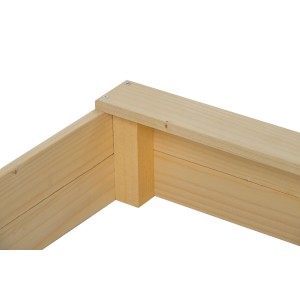 Detailansicht des Gaspo Sandkasten Flipper, naturbelassenes Holz, Eckverbindung.