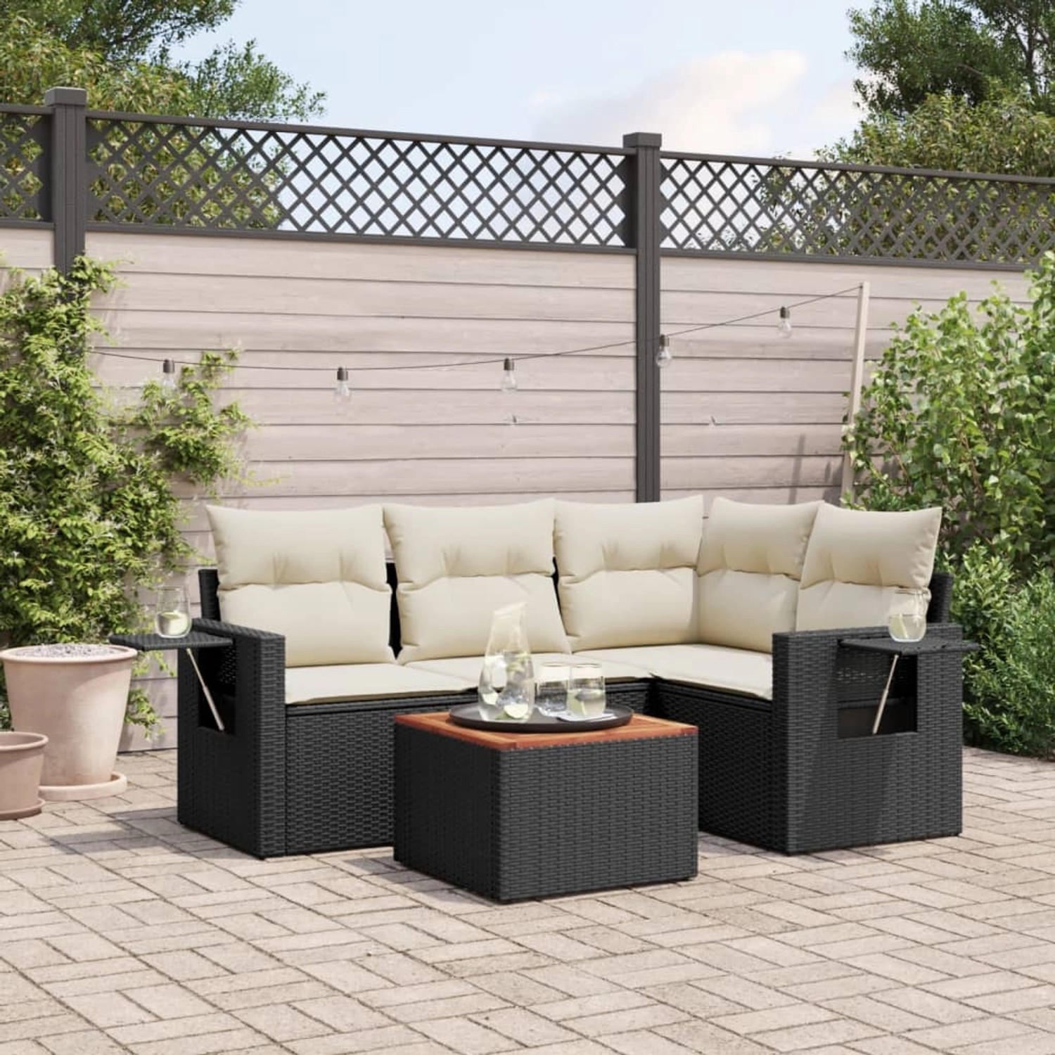 Schwarze 5-tlg. vidaXL Garten-Sofagarnitur aus Rattan mit cremefarbigen Kissen und Tisch.