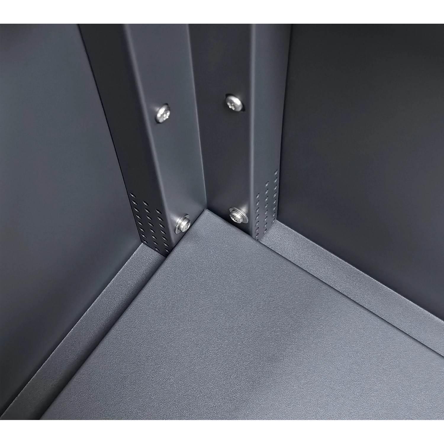 Detailansicht: Innenecke des anthrazitfarbenen Westmann Metall-Hochbeets Plexa mit Stauraum.