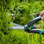 Gardena Heckenschere PrecisionCut beim Heckenschnitt. Hand-Heckenschere mit ergonomischen Griffen.