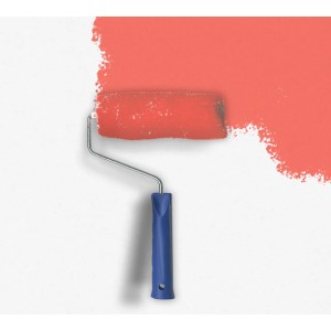 Farbroller mit roter Farbe an weißer Wand. Ideal zur Vorbereitung von Untergründen vor dem Tapezieren.