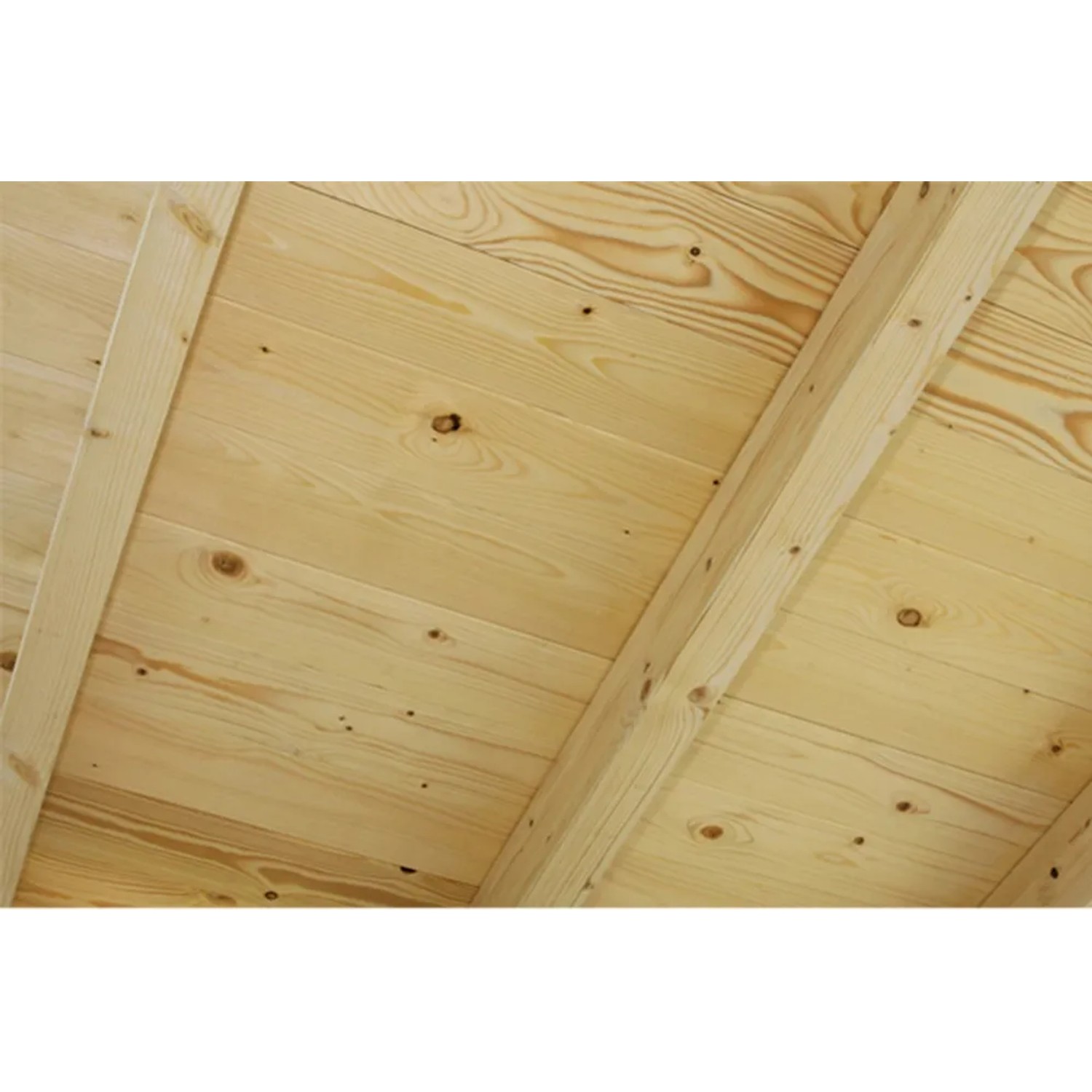 Detailansicht des Holz-Dachs vom Skan Holz Carport Emsland, helle Holzpaneele und Balken.